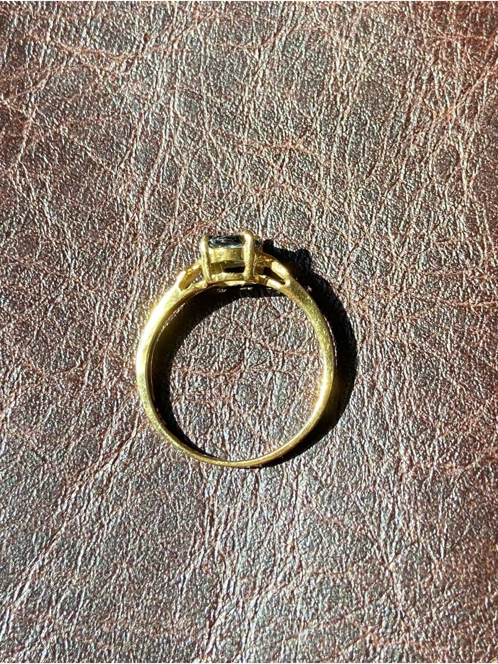 18K Gold (Marked) Blue Sapphire Ring Size 6 - Picture 4 of 9